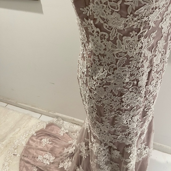 Gorgeous IZILADY lace Wedding Gown Fully Lined long Train Size 6 - Picture 6 of 12